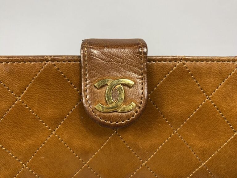 CHANEL - Sac vintage en cuir d'agneau camel matelassé, chaîne en métal doré ent…