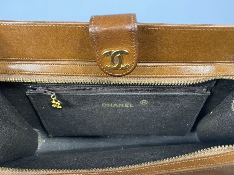 CHANEL - Sac vintage en cuir d'agneau camel matelassé, chaîne en métal doré ent…