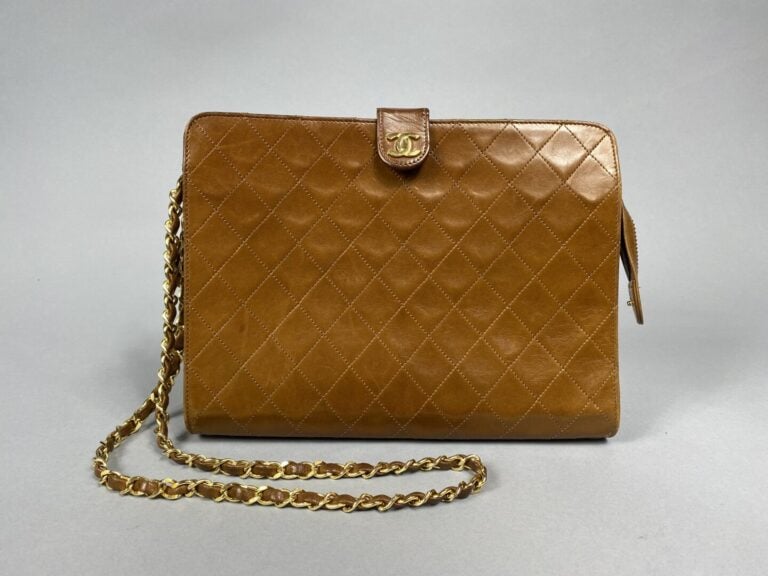 CHANEL - Sac vintage en cuir d'agneau camel matelassé, chaîne en métal doré ent…