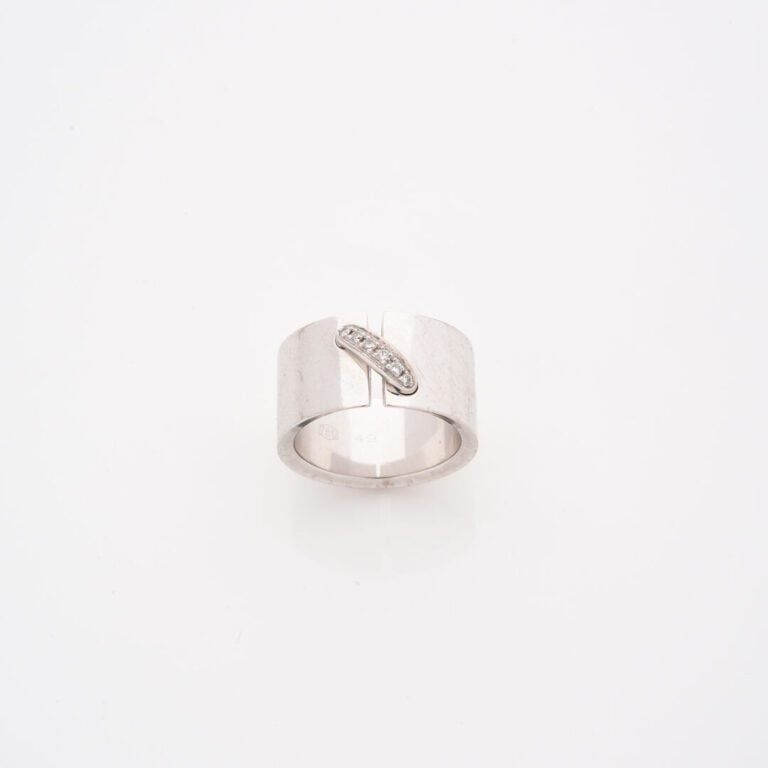 CHAUMET Paris - Bague bandeau modèle Lien en or gris ornée en son centre d'une…