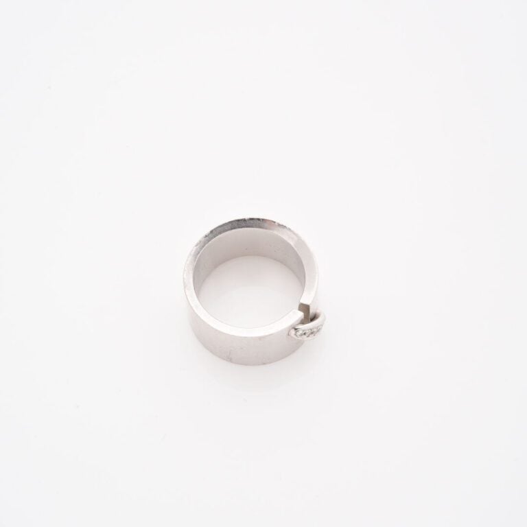 CHAUMET Paris - Bague bandeau modèle Lien en or gris ornée en son centre d'une…