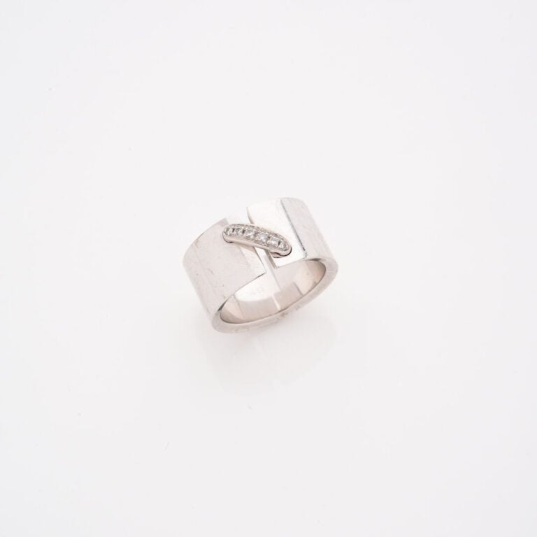 CHAUMET Paris - Bague bandeau modèle Lien en or gris ornée en son centre d'une…