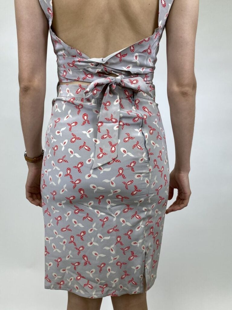 CHLOE - Ensemble en soie à motifs de noeud rouge et crème sur fond gris compren…