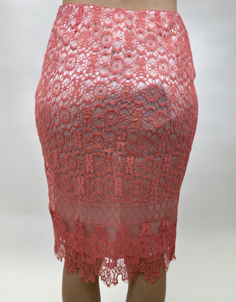 Christian LACROIX Bazar - Jupe droite en tissu satiné rose pâle recouvert de gu…