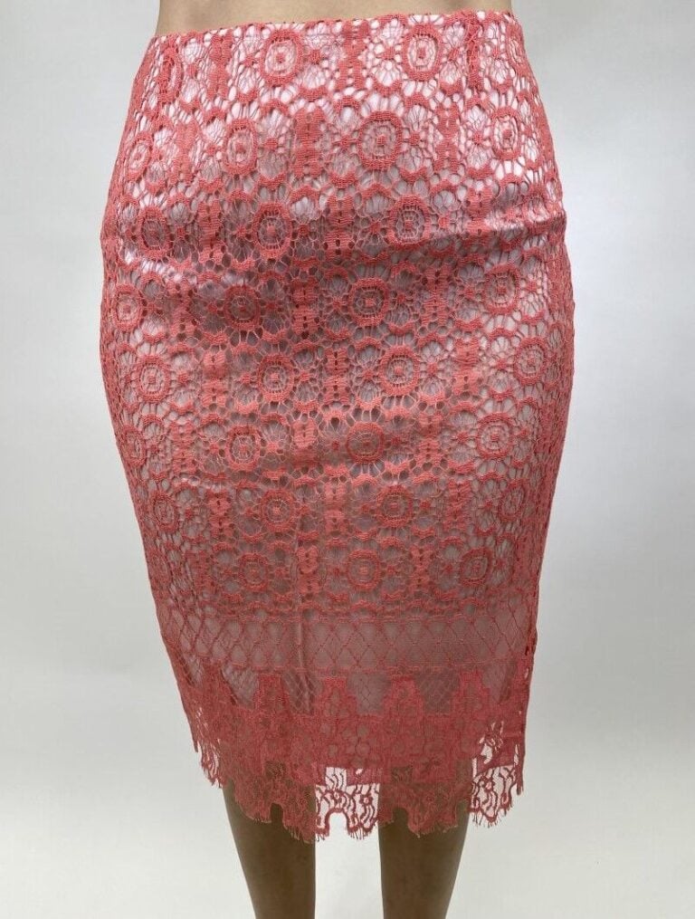 Christian LACROIX Bazar - Jupe droite en tissu satiné rose pâle recouvert de gu…