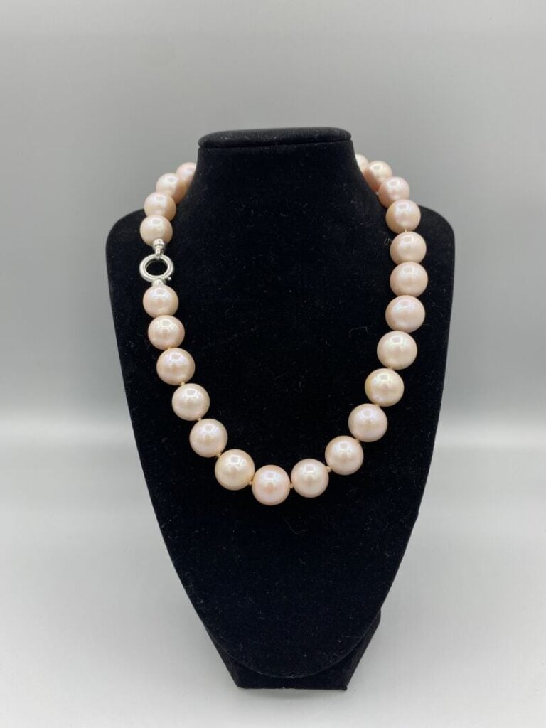 Collier choker orné de grosses perles de culture dans les tons rosé - Diam : de…