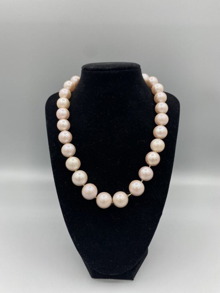Collier choker orné de grosses perles de culture dans les tons rosé - Diam : de…
