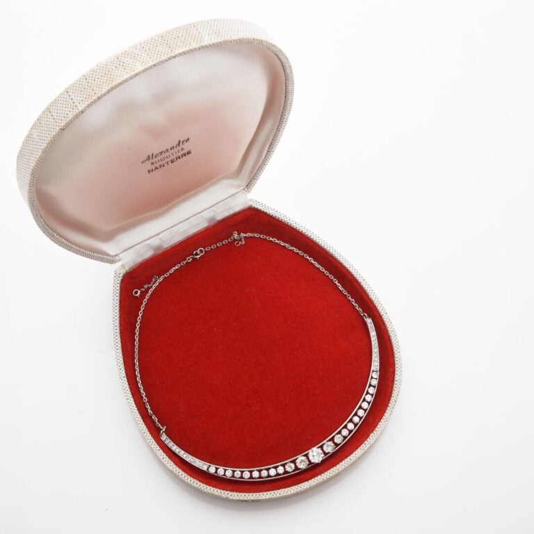 Collier en or gris (750) à maille forçat limée retenant une plaque rigide ajour…