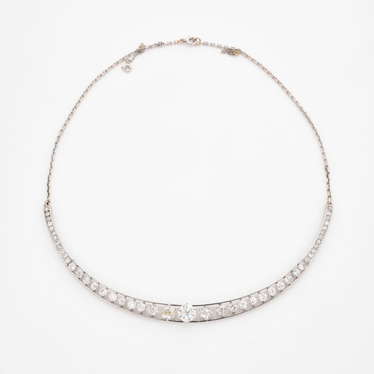 Collier en or gris (750) à maille forçat limée retenant une plaque rigide ajour…