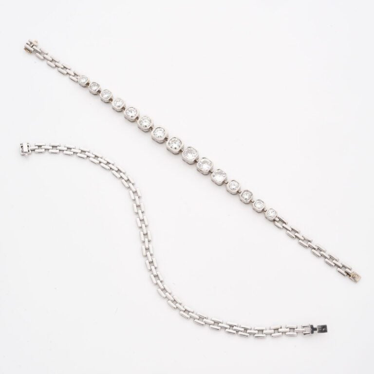 Collier en or gris (750) à maillons articulés centré d'une chute de 15 diamants…