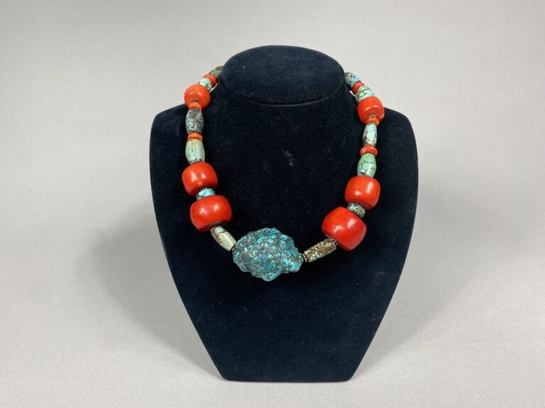 Collier ethnique formé de galets et billes de turquoise et corail teintés, ferm…