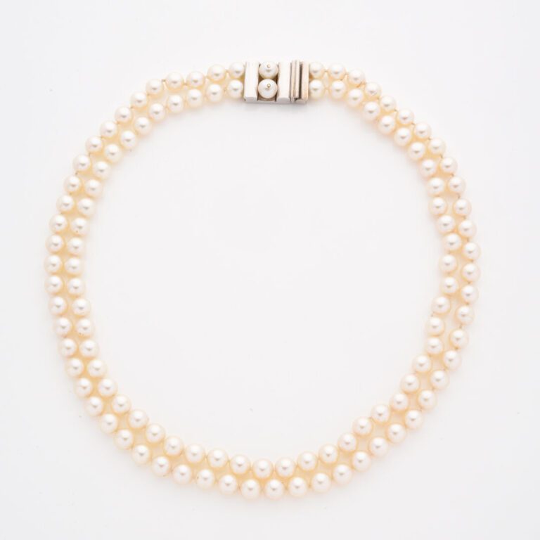 Collier formé de deux rangs de perles de culture, fermoir cliquet en or gris -…