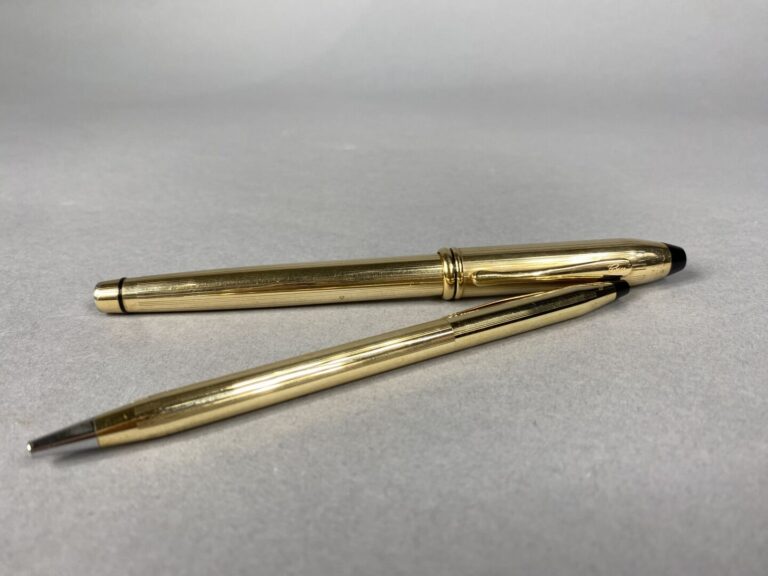 CROSS - Lot de deux stylos bille en métal doré strié - Avec écrin de la maison…