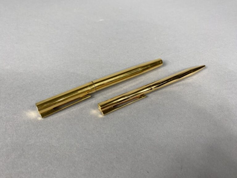 CROSS - Lot de deux stylos bille en métal doré strié - Avec écrin de la maison…