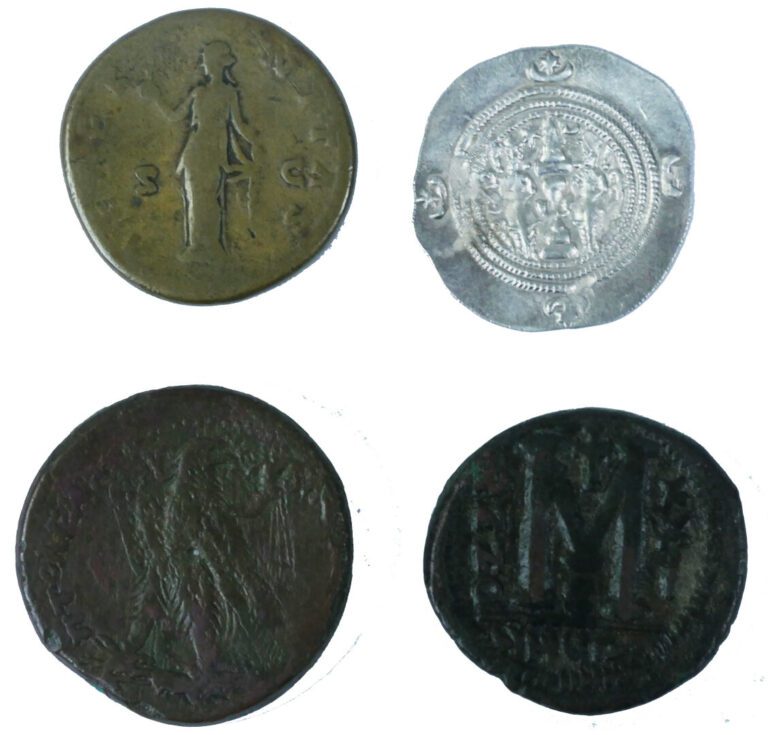 Divers - - Lot de quatre monnaies comprenant : - -Un Drachme Choroes II - -Un F…