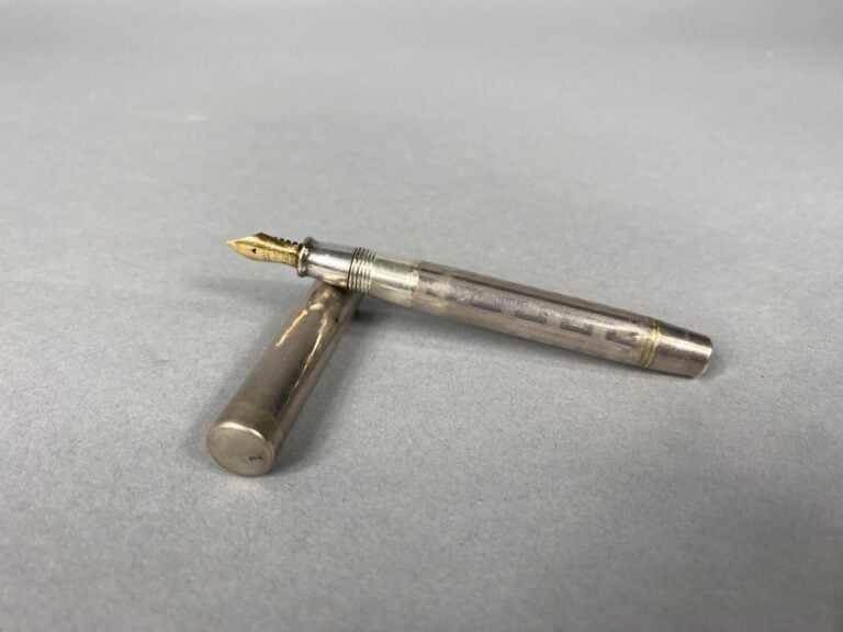 EDACOTO - Petit stylo-plume en argent (925) à décor de frise, plume or (750) -…