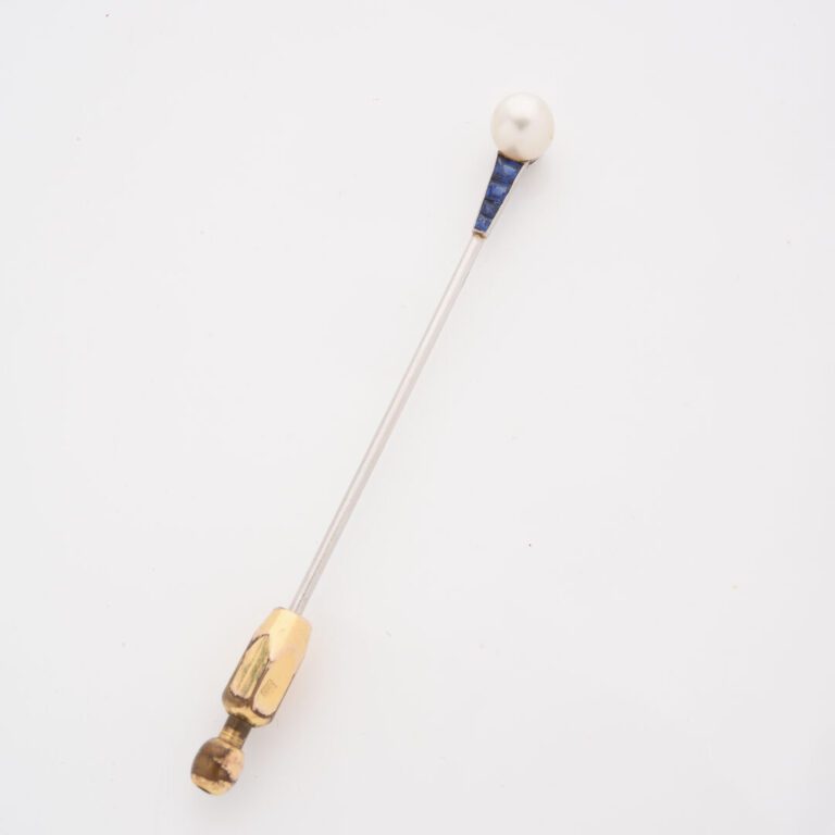Epingle en or gris (750) ornée d'une perle fine de forme bouton et chute de sap…