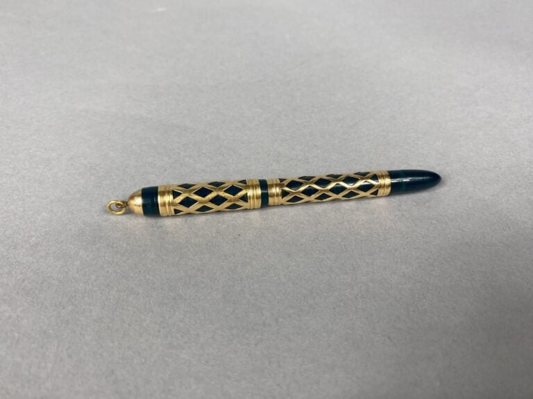 EVERSHARP (USA), WATERMAN, etc - Lot de quatre stylos-plume anciens en bakélite…