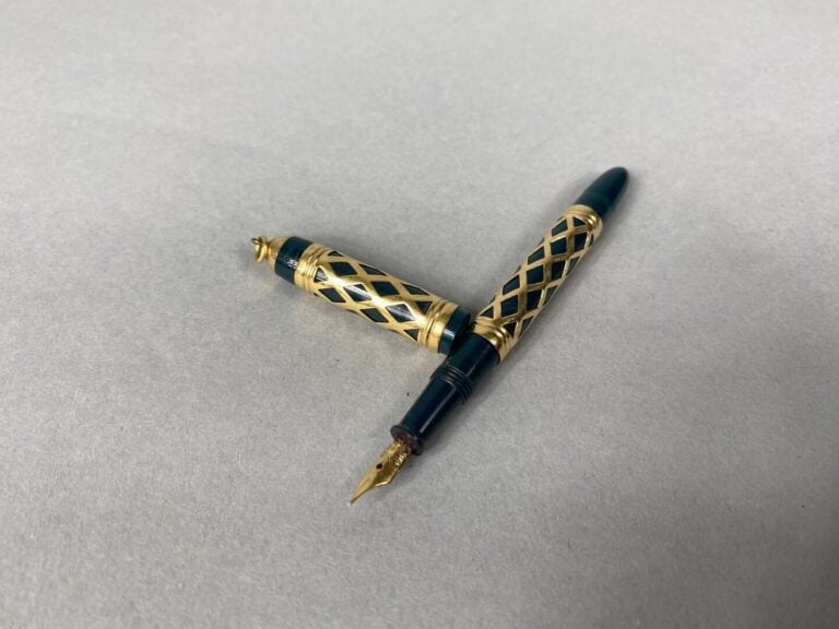 EVERSHARP (USA), WATERMAN, etc - Lot de quatre stylos-plume anciens en bakélite…