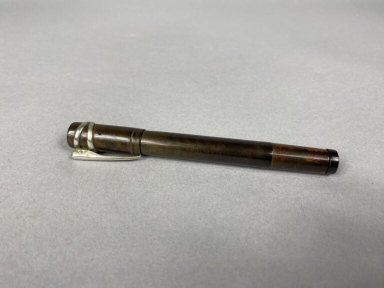 EVERSHARP (USA), WATERMAN, etc - Lot de quatre stylos-plume anciens en bakélite…