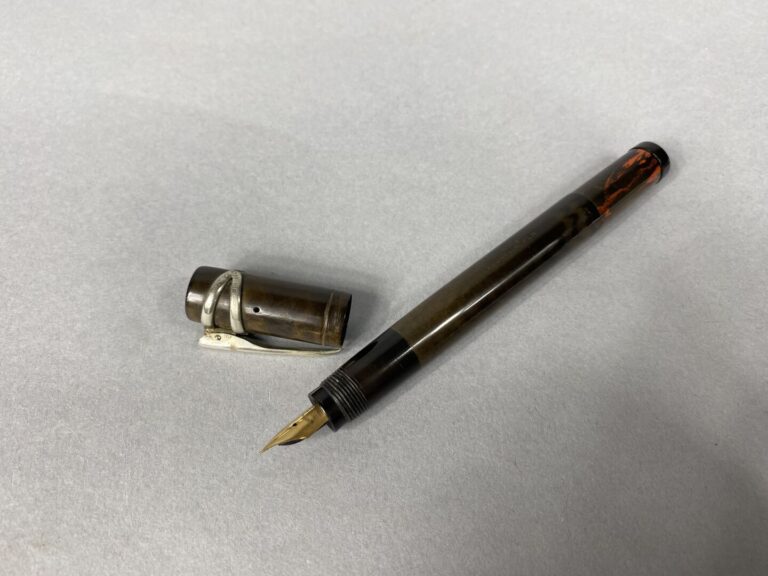 EVERSHARP (USA), WATERMAN, etc - Lot de quatre stylos-plume anciens en bakélite…
