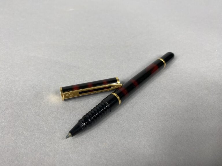 EVERSHARP (USA), WATERMAN, etc - Lot de quatre stylos-plume anciens en bakélite…