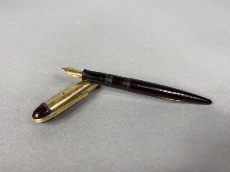 EVERSHARP (USA), WATERMAN, etc - Lot de quatre stylos-plume anciens en bakélite…