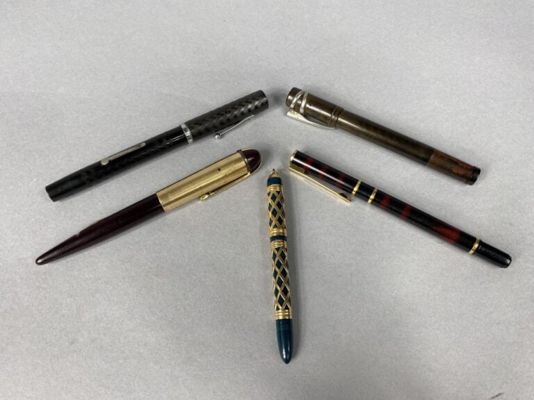 EVERSHARP (USA), WATERMAN, etc - Lot de quatre stylos-plume anciens en bakélite…