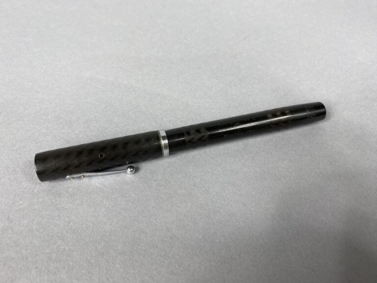 EVERSHARP (USA), WATERMAN, etc - Lot de quatre stylos-plume anciens en bakélite…