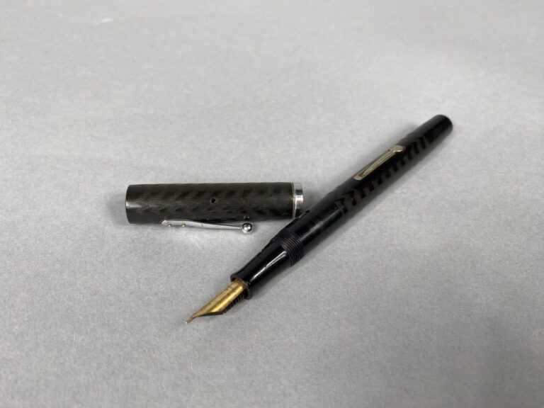 EVERSHARP (USA), WATERMAN, etc - Lot de quatre stylos-plume anciens en bakélite…