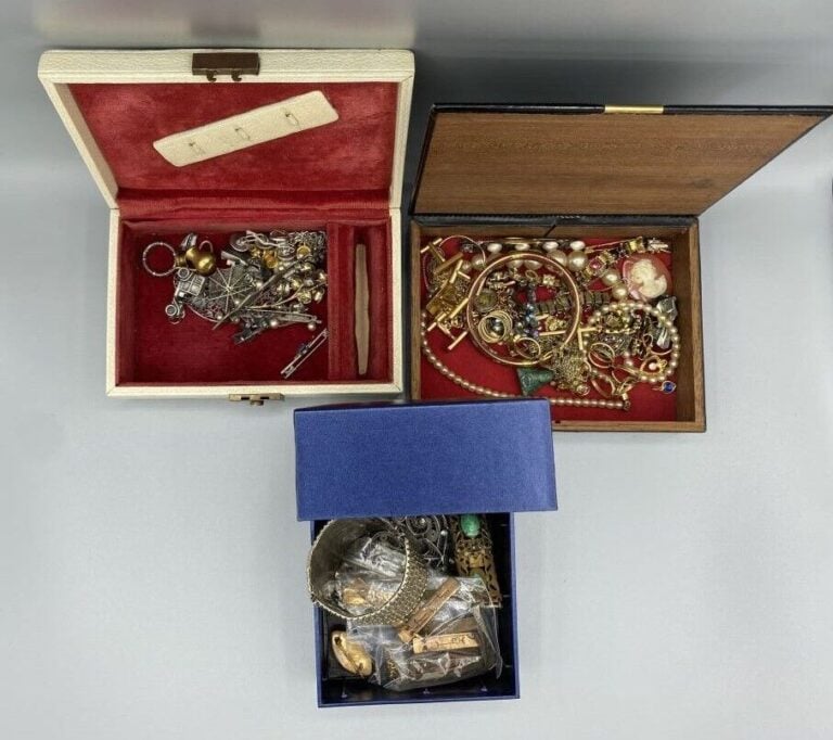 Fort lot de bijoux fantaisie divers en métal ou argent bas titre orné de strass…