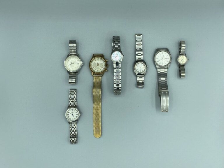 Fort lot de bijoux fantaisie en métal et divers, lot de montres bracelet dont S…