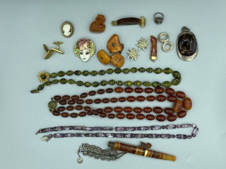 Fort lot de bijoux fantaisie en métal et divers, lot de montres bracelet dont S…