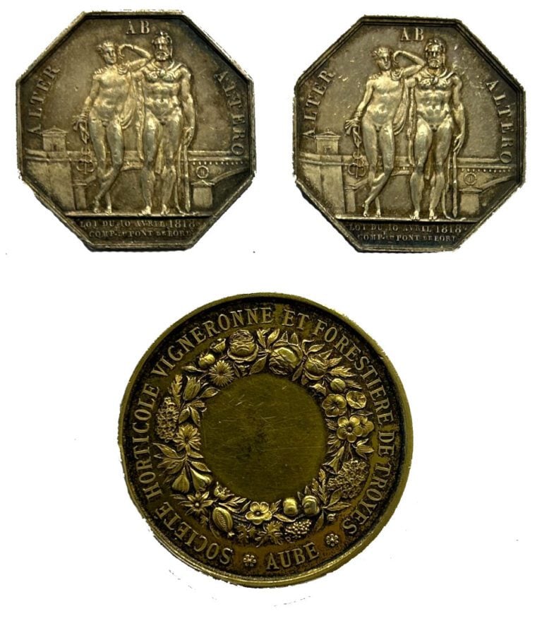 * France - Divers - Lot de trois jetons comprenant : - -Deux jeton Louis XVIII…