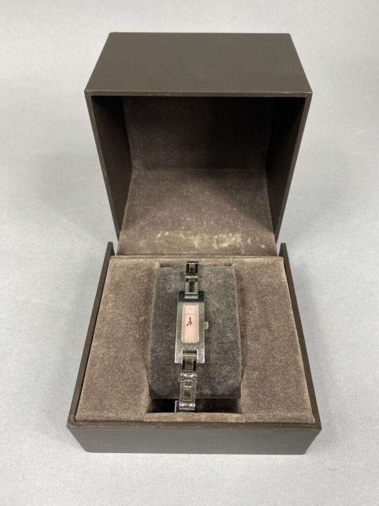 GUCCI - Montre bracelet de dame en acier, boîtier rectangulaire - Cadran à fond…