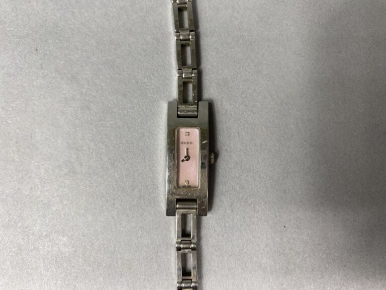 GUCCI - Montre bracelet de dame en acier, boîtier rectangulaire - Cadran à fond…