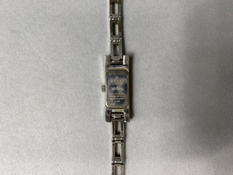 GUCCI - Montre bracelet de dame en acier, boîtier rectangulaire - Cadran à fond…