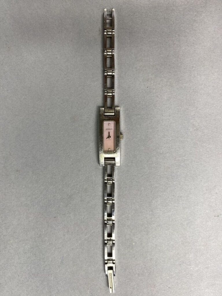 GUCCI - Montre bracelet de dame en acier, boîtier rectangulaire - Cadran à fond…