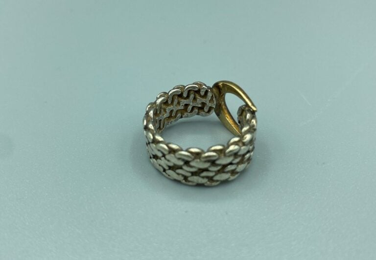 HERMÈS Paris - Bague en or jaune (750) et argent (800) ornée d'un motif de bouc…