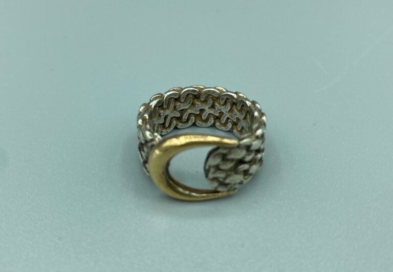HERMÈS Paris - Bague en or jaune (750) et argent (800) ornée d'un motif de bouc…