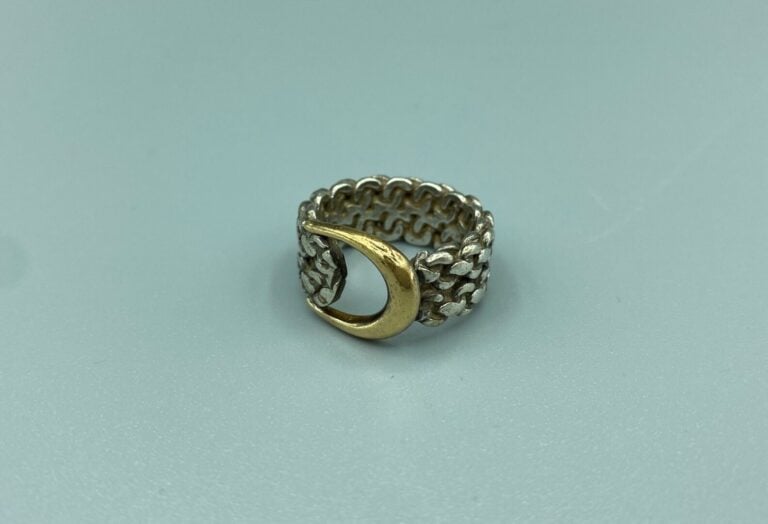 HERMÈS Paris - Bague en or jaune (750) et argent (800) ornée d'un motif de bouc…