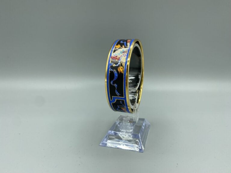 HERMÈS Paris - Bracelet jonc en métal doré à décor émaillé polychrome d'eventai…