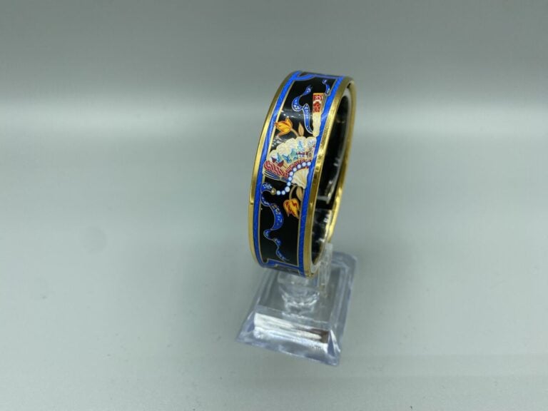 HERMÈS Paris - Bracelet jonc en métal doré à décor émaillé polychrome d'eventai…