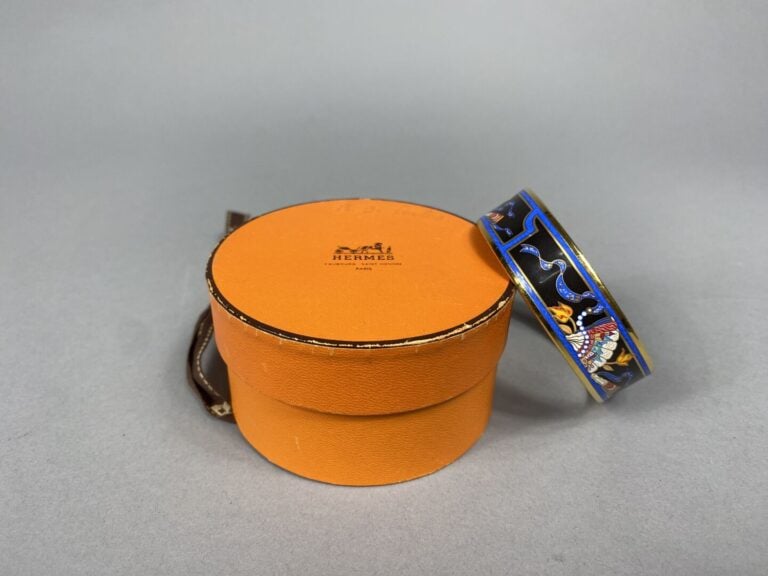 HERMÈS Paris - Bracelet jonc en métal doré à décor émaillé polychrome d'eventai…