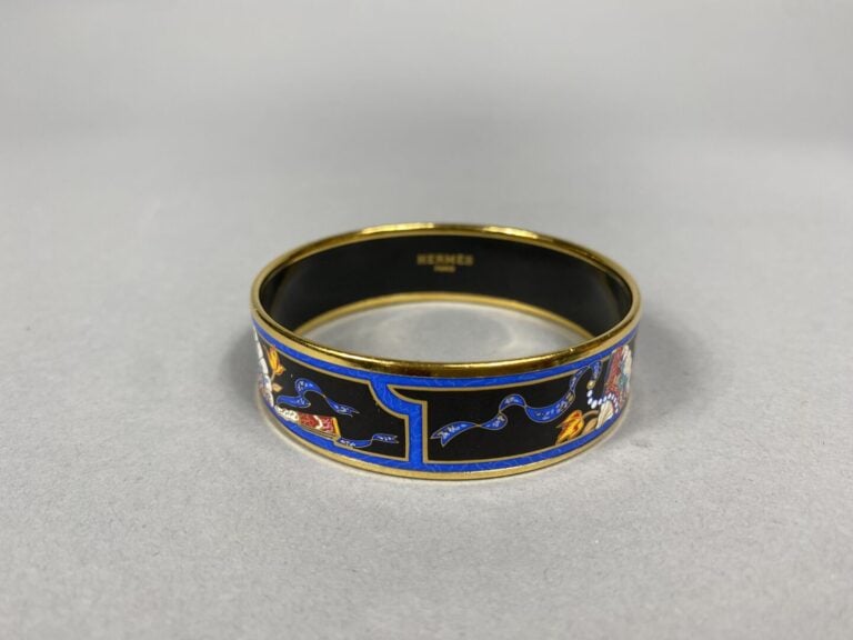 HERMÈS Paris - Bracelet jonc en métal doré à décor émaillé polychrome d'eventai…