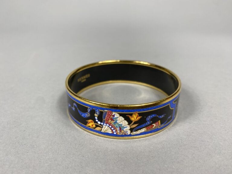 HERMÈS Paris - Bracelet jonc en métal doré à décor émaillé polychrome d'eventai…