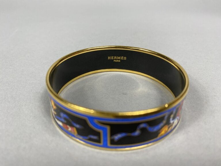 HERMÈS Paris - Bracelet jonc en métal doré à décor émaillé polychrome d'eventai…
