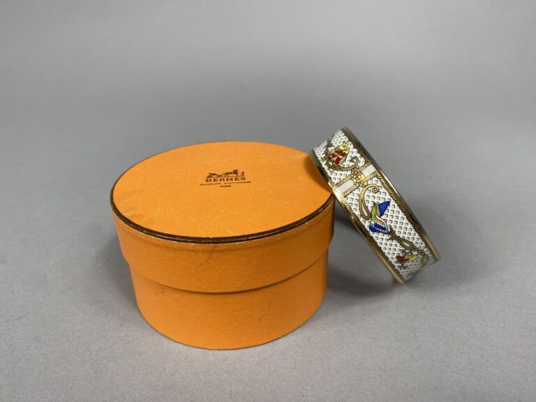 HERMÈS Paris - Bracelet jonc en métal doré à décor émaillé polychrome de volati…