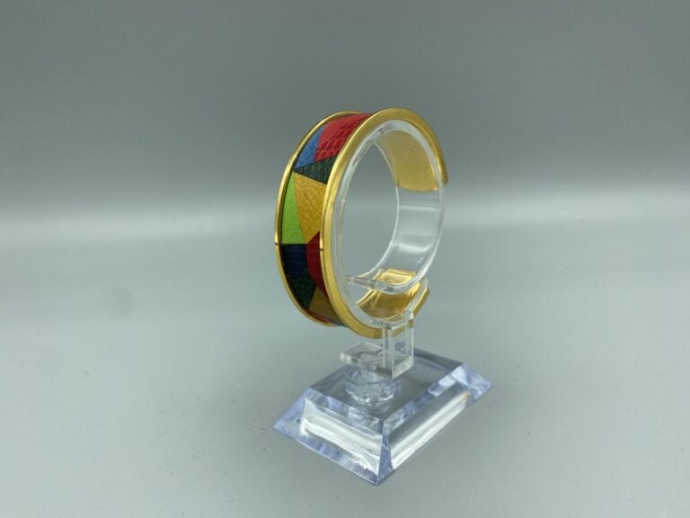 HERMÈS Paris - Bracelet jonc rigide en métal doré gainé de cuir grainé multicol…