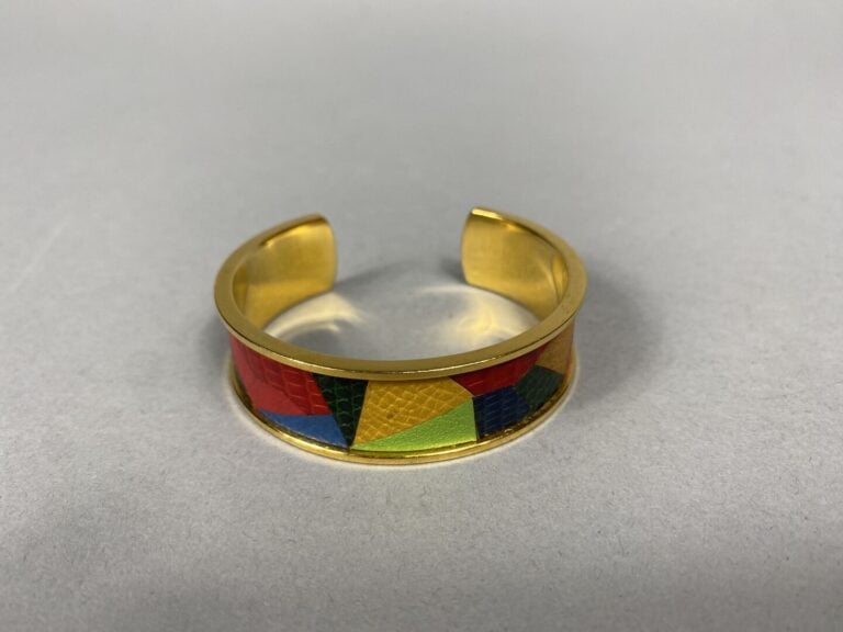 HERMÈS Paris - Bracelet jonc rigide en métal doré gainé de cuir grainé multicol…